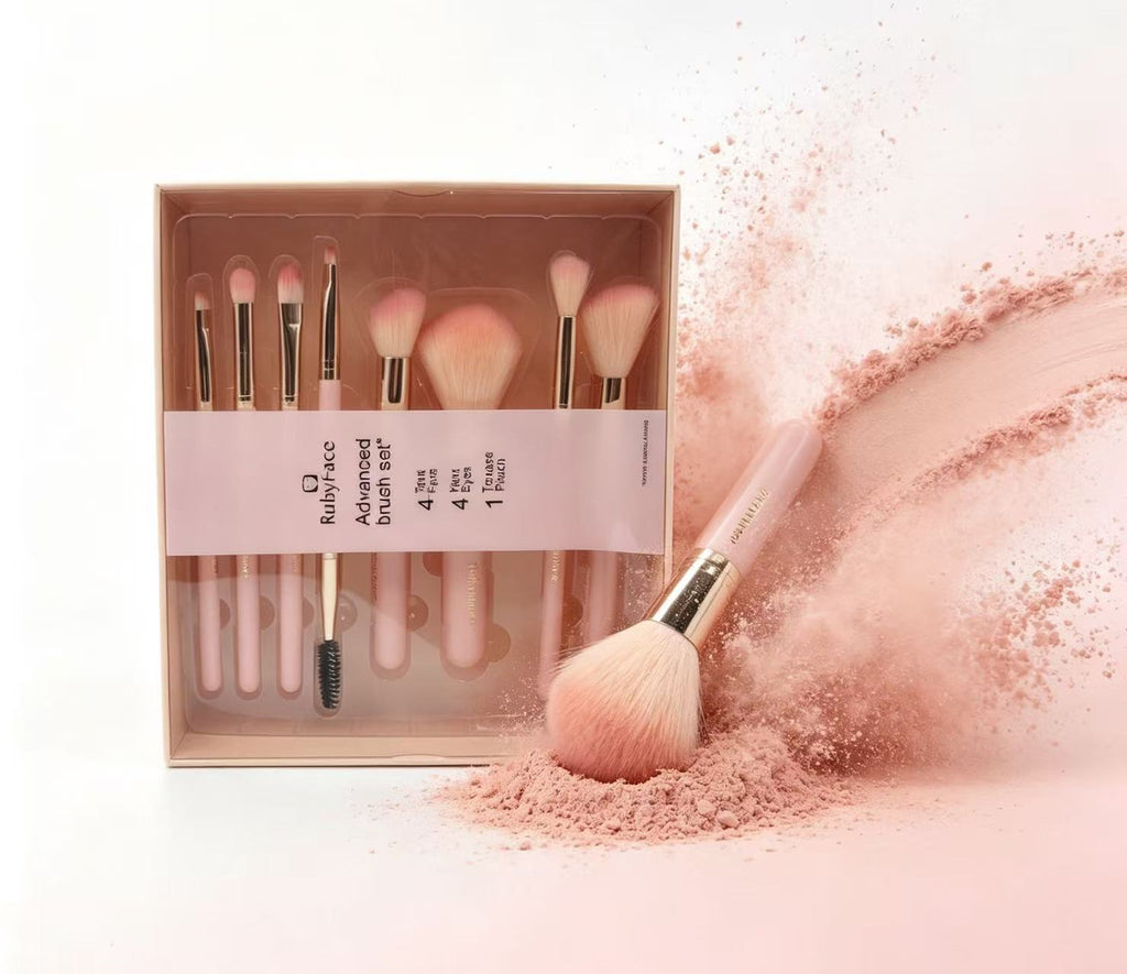 Set RubyFace rosa con composición decorativa de brocha y polvo de maquillaje