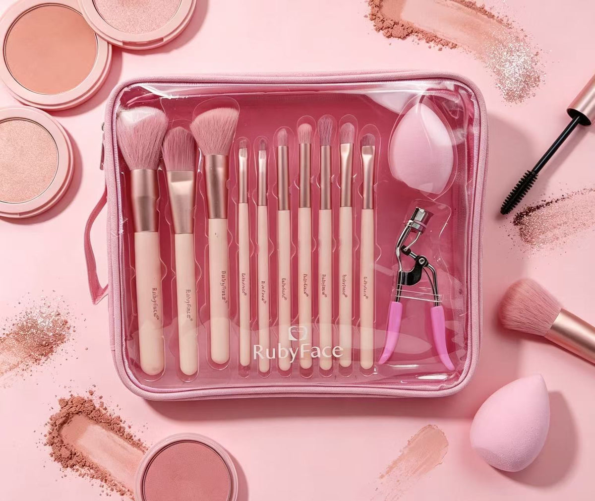 Kit RubyFace rosa en composición de maquillaje sobre fondo rosado