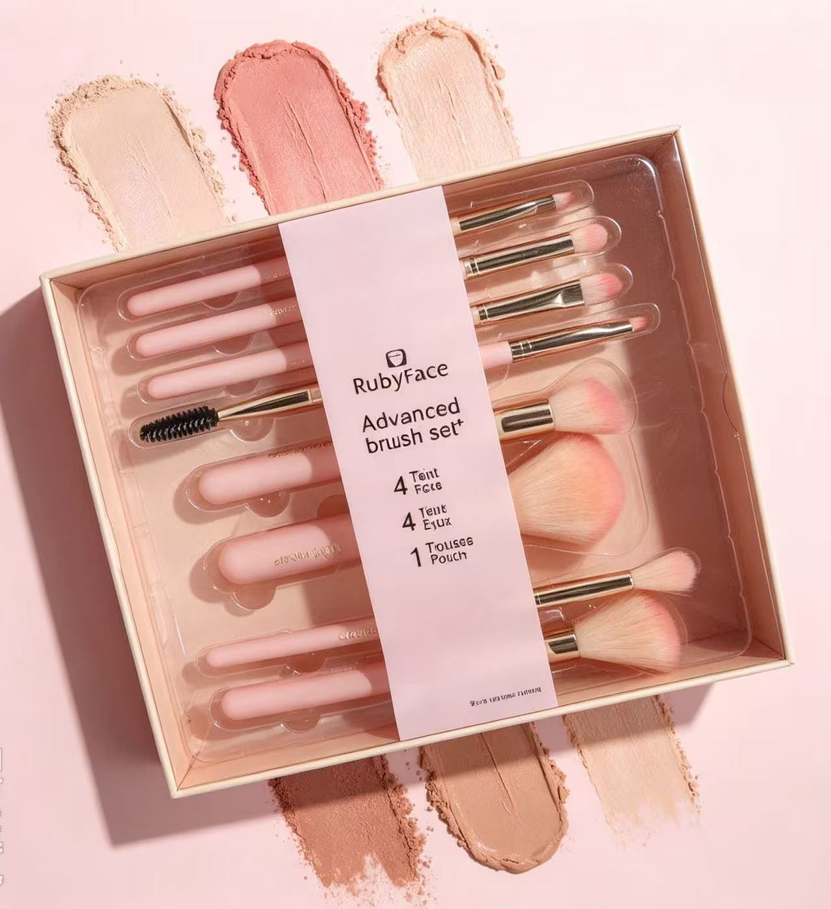 Set de brochas RubyFace rosa sobre fondo con muestras de maquillaje