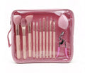 Kit RubyFace rosa con brochas, esponja y rizador dentro de un estuche transparente, vista frontal