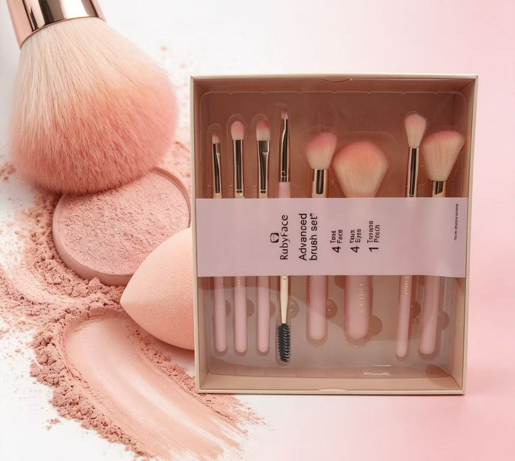 Set RubyFace rosa con detalle de brocha y fondo de maquillaje en polvo