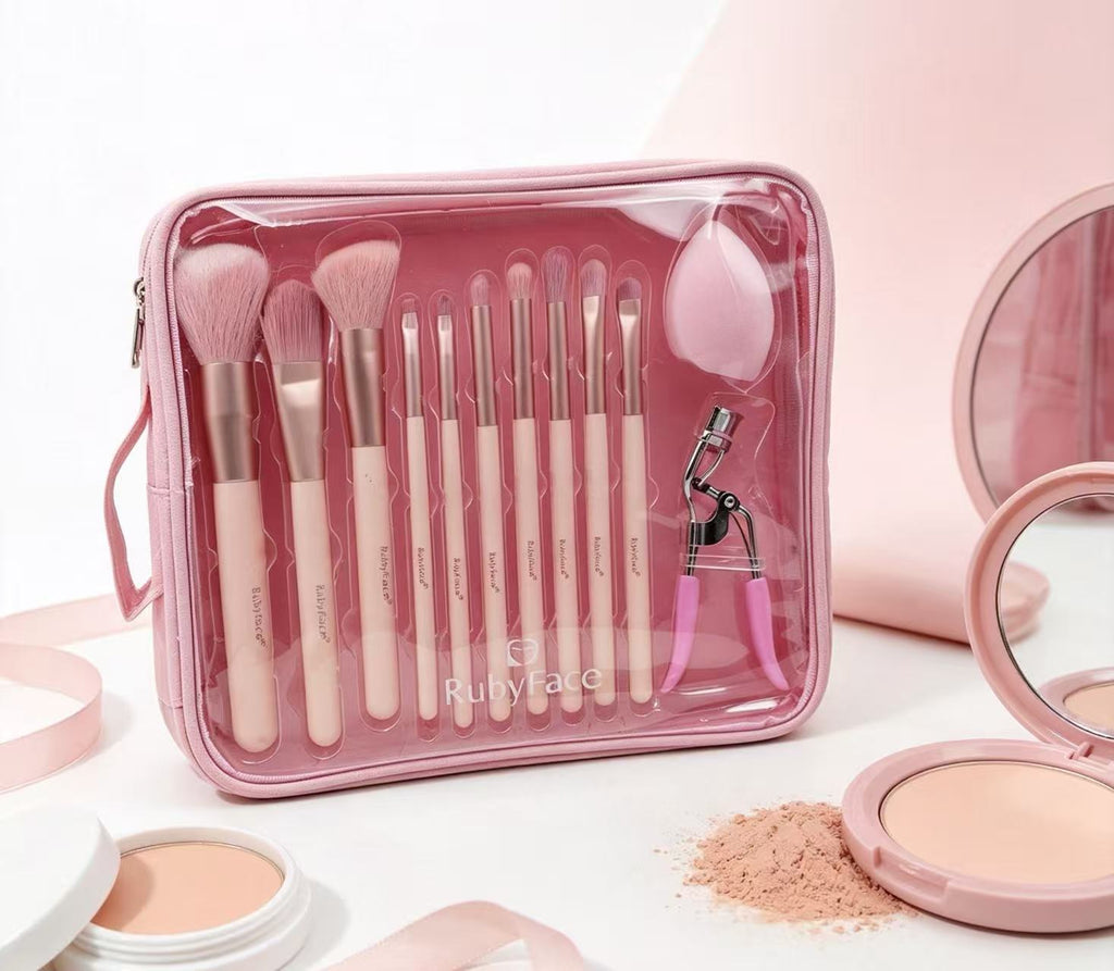 Kit RubyFace rosa junto a cosméticos decorativos sobre un fondo claro
